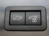 パワーバックドアを装備しています。バックドアを運転席からも開閉できます、便利ですよ。