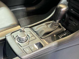 操作性に優れたシフト周り。信号待ち等でブレーキから足を離しても停車を維持するオートブレーキホールドを搭載し、運転の負担を軽減。コマンダーノブや電子制御ブレーキも手元に集約した快適な運転席です。