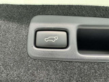 電動式バックドアです。 荷物を持ったままでもボタン一つで自動的に開け閉めできるので便利ですよ。 挟み込み防止機能も付いていますのでお子様の手や荷物を挟み込むのを防いでくれますよ。
