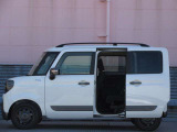 狭い駐車場でも隣を気にせず開け閉めできるスライドドアと、乗り降りしやすい低床設計を採用。見晴らしの良い視界と取り回しやすいサイズ感で、日々の買い物や送迎など市街地の移動に重宝する実用的な仕様です。