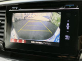 後方の映像と目安となるガイド線を画面で確認でき、駐車時の後方確認をサポートします。周囲の状況を目で確かめながら操作できるため、狭い場所での駐車や車庫入れにも役立ちます。