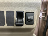 【ヘッドランプマニュアルレベリングスイッチ】 ヘッドランプの照らす方向が上に向いた場合、ダイヤルを回すことで下向きに調節することができます。