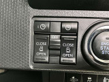 両側のスライドドアは電動で開閉します。荷物のある時や、小さいお子さんと一緒にいる時などとっても便利ですね