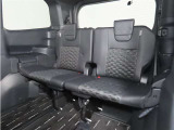 便利な5:5分割可倒式シートです。収納と乗車人数のバランスに優れています♪荷物の大きさに応じたラゲージスペースをフレキシブルに作り出せるので、シーンに応じた使い方ができます♪