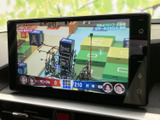 停車中にテレビ番組を視聴でき、画面いっぱいに映像が表示されます。休憩時間の気分転換にも活用でき、車内で過ごすひとときを彩る便利な装備です。