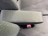 【アームレスト】運転中の身体の負担を軽減してくれるアームレストを装備♪