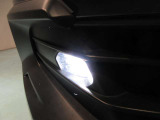 フロントLEDフォグランプです鮮やかな日光色で明るく足元を照らします。