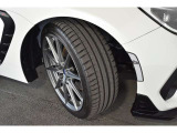 タイヤサイズは215/40R18です。