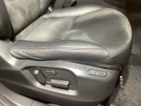 運転席にはドライバーの体型や好みに応じて前後方向だけでなく、高さの調整ができるシートリフターを装備!
