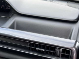 [インパネアッパートレー]運転席側にも小物を置くことができます☆