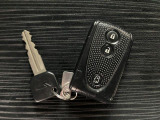 電子カードキーを携帯していれば、ドアハンドルやバックドアのリクエストスィッチを押すだけでドアの施錠、開錠が行えます。電子カードキーがないとエンジンが始動しない、盗難防止に役立つイモビライザー機能付