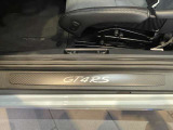 スカッフプレートに刻まれた「GT4 RS」の文字。乗降時に足元を保護すると同時にハイパフォーマンスモデルを主張。