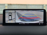 車体の大きいCX-8でも、狭い駐車場やT字路での取り回しが楽になる『360&deg;ビューモニター』を完備。上空から見下ろす全周囲カメラと障害物センサーの連携で、周囲の見通しを高めます。