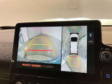 【パノラミックビューモニター】映像で、見づらい車両周辺の確認をアシスト。クルマを真上から見ているような映像を表示。 運転席から確認しにくい車両周囲の状況を把握。