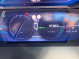 運転席前のメーターは液晶画面に表示されます