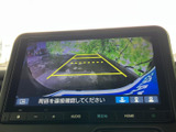狭い場所での運転も安心。後方の状況をクリアに映し出し、安全な駐車をサポートします。運転に自信がない方にもおすすめです。