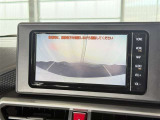 【バックガイドモニター】車両後方の映像をナビ画面に表示し、駐車などの後退操作をサポートします。