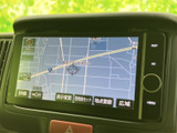 地図上に道路や周辺の地名が表示され、現在地周辺を把握しやすい画面です。縮尺表示や目的地設定などの項目もあり、行き先の確認や設定を画面から進められます。