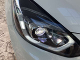 右ヘッドライト。LEDヘッドライトで夜間も明るく安全です