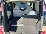 リアシートは片方ずつ倒していただくことも可能です。荷物の量や乗車人数などシーンに合わせて自由自在に楽しんでいただけますよ!
