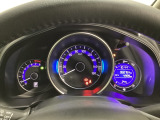 真ん中にスピードメーターを配した、見やすい3眼メーターになっています。右側のインフォメーション画面でオドメーターや燃費などの情報を確認できます。