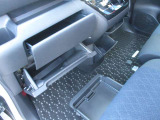 充実している収納スペース、車内に持ち込んだ小物も片付けラクラク♪