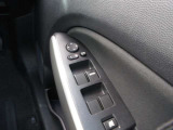 パワーウインドウや電動格納ミラーの操作を手元に集約。運転席から各機能へアクセスしやすく、扱いやすさに配慮されたレイアウトです。