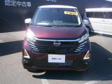 LEDヘッドライトは、本当に明るくて安全です。暗い夜道からお客様を守ってくれます。運転しやすいですし、黄色いハロゲンライトと見比べてください。