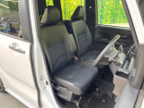 運転席シート廻りは使用感も少なく、良好な状態となっています。前オーナー様が丁寧に使っていたことがよくわかりますね。