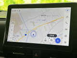 地図を大きく表示でき、現在地や周辺の道路を画面上で確認しやすいナビゲーションです。目的地設定にも使いやすく、慣れない場所へのお出かけをサポートします。