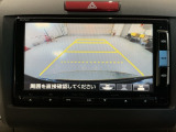 リバースギアに入れるだけで後方の表示へ切り替わります。夜間や雨の日の駐車も楽になりますよ。