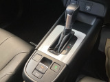 シンプルでとても使いやすいフロアシフトに、パーキングブレーキは、電子制御パーキングブレーキです。