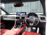 デザインもよく、居心地のよい運転席ですね。分かりやすいスイッチ類ですから操作もしやすく運転をサポートします。