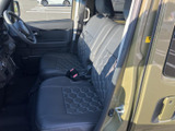 前席は座面と背もたれに立体的な柄を配し、車内にまとまりのある印象を添えます。運転席まわりの視界も開けており、乗り込んだ際の見通しを確認しやすい空間です。