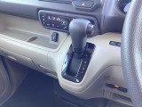 インパネシフトだから視線の移動も少なく足元もスッキリ♪運転席もゆったりしているのでゆとりを持ってドライブできますね!