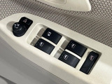 【電動格納ミラー】サイドミラーは電動格納式となっており、狭い駐車場でもキズがつくリスクを抑えられます。
