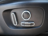 ◆パワーシート『電動パワーシートですので運転中のシート調節も安全に行えます。微調整も可能ですのであなただけのドライビングポジションを実現します。』
