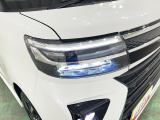 白く明るい光で夜間走行をサポートするLEDヘッドランプを搭載