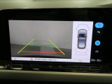 ギアをリバースに入れると車両後方の映像を映し出します。画面にはガイドラインが表示され、車庫入れや縦列駐車などの際に安全確認をサポートします。