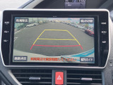 後方の様子を画面で確認でき、駐車時の周囲確認をサポートします。画面には車両後方の映像とガイド線が表示されるため、駐車枠に合わせて位置を確認したい場面で役立ちます。