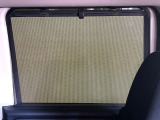 【ロールシェード】日差しや車外からの光が眩しいときにサッと引き出して使える、ロール格納タイプのサンシェードを装備。後席に乗ったお子様がウトウトしだした時など、ぜひご活用ください♪