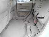 ◆チップアップ&ダイブダウン機構付【ULTR SEAT】は後席座面を左右分割で跳ね上げることができます。トランクで積載できない背の高い荷物をラクラク収納できます。ホンダ車ならではの人気装備です。