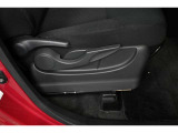 運転席シートリフター装備!シートの上下調整で運転操作の視界を確保できます。
