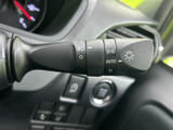 レバー上の表示が見やすく、灯火類の設定を確認しやすい配置です。運転席から手を伸ばしやすい位置にあり、必要な操作を手元で把握しやすい装備となっています。