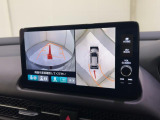【マルチカメラ】フロント、リア、左右ドアミラー下の4つのカメラの映像をもとに、車をまるで上空から見下ろしたように表示します!狭い駐車場や、狭い道でのすれ違いの時も安心ですよ!