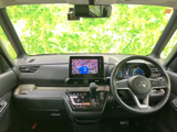 運転席まわりは視界が広く、前方や左右の様子を確認しやすい印象です。シートと足元にはゆとりが感じられ、日常の移動でも落ち着いて過ごせる空間。清潔感のある車内もご覧ください。