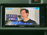 画面には映像が表示されており、走行中以外の車内時間にも活用できます。画面まわりのボタンから操作でき、表示内容を確認しやすい配置となっています。