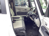 ゆったり、しっかりと座れるシートに運転席は高さ調節可能なハイトアジャスター付き!シート位置の前後と高さ、ハンドルの上下調節で自分にあった最適なポジションを見つけることができます!