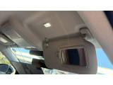 運転席のバイザーを開けるとミラーがあります。LEDランプもございますので夜間の身だしなみの確認も安心です♪