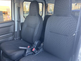 前席は運転席と助手席が並ぶレイアウトで、座面や背もたれの形状も確認できます。窓から外の様子を見渡しやすく、前席での移動を快適に支える空間です。